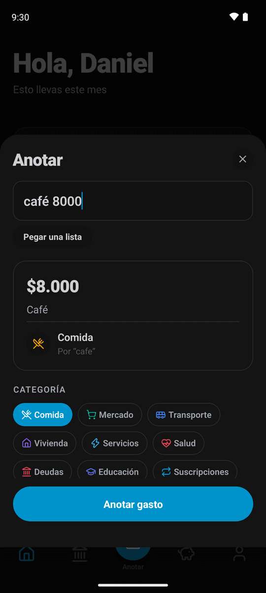Hoja de anotar un gasto con «café 8000» escrito y la vista previa del monto y la categoría